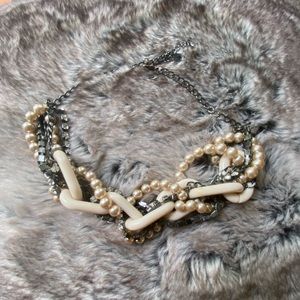 White chunky necklace lia Sophia